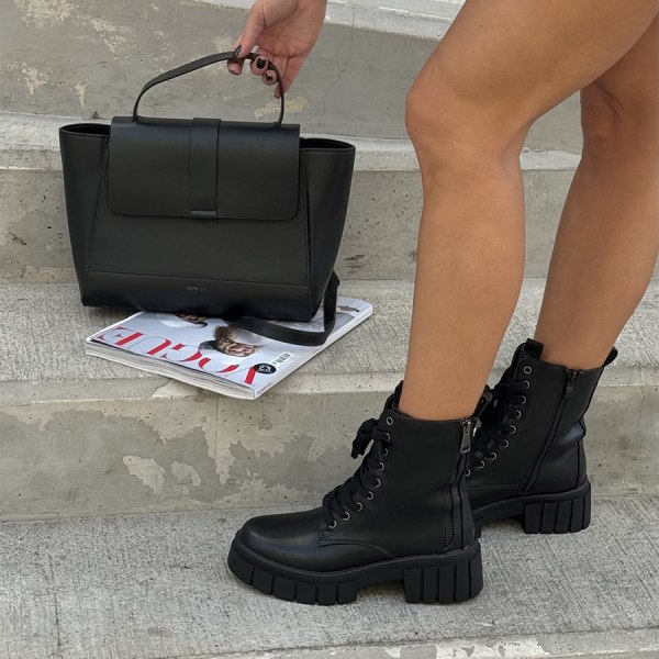 COMBAT BOOTS φωτογραφία