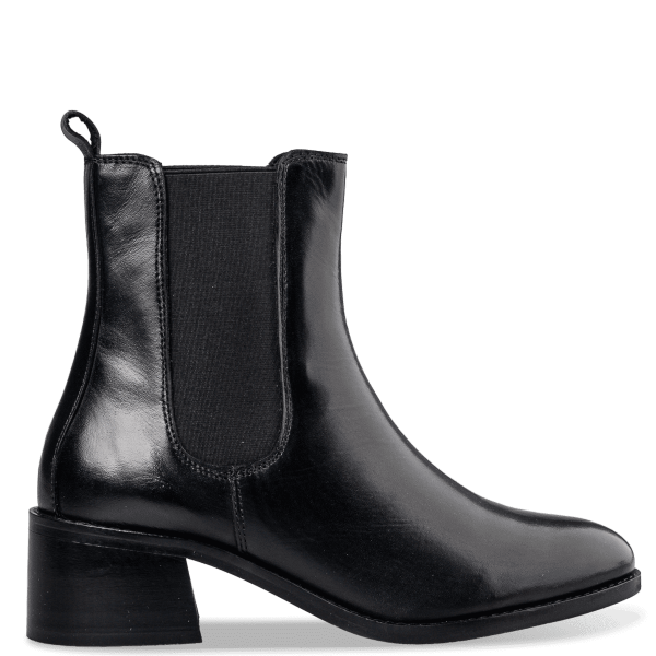 CHELSEA BOOTS