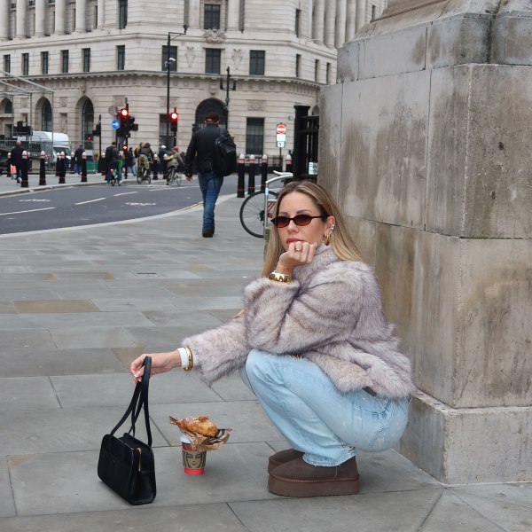 FAUX SHEARLING BOOTIES φωτογραφία