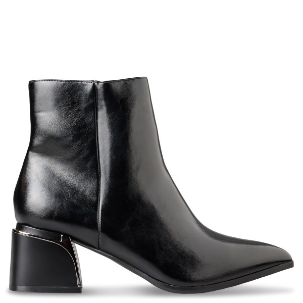 POINTY BOOTIES